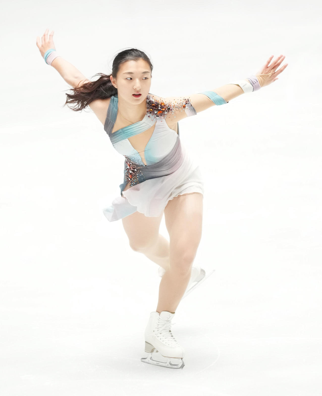 NHK杯女子シングルの公式練習で調整する坂本（撮影・菅敏）