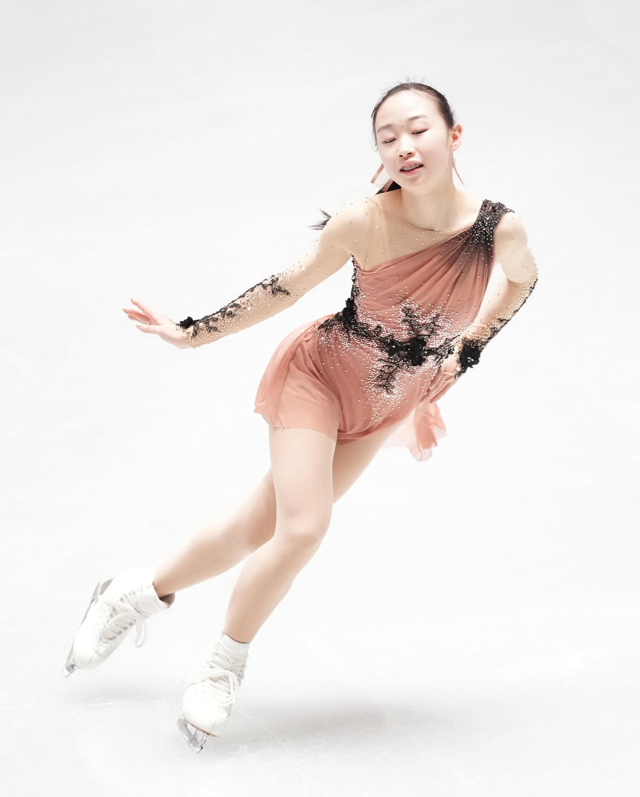 NHK杯女子シングルの公式練習で調整する松生（撮影・菅敏）