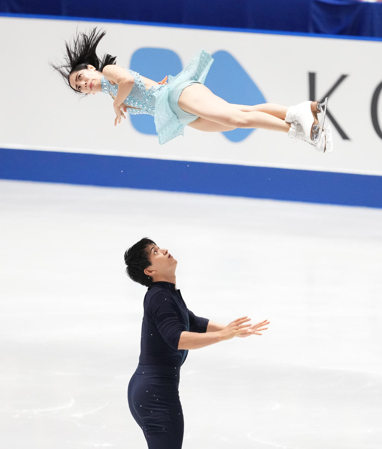 NHK杯ペアSPで演技する三浦（上）と木原（撮影・菅敏）