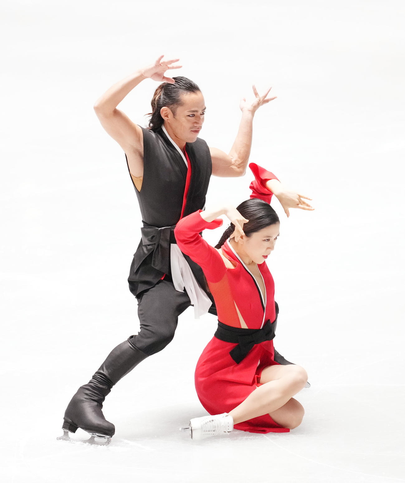 NHK杯アイスダンスの公式練習で調整する村元（右）、高橋組（撮影・菅敏）