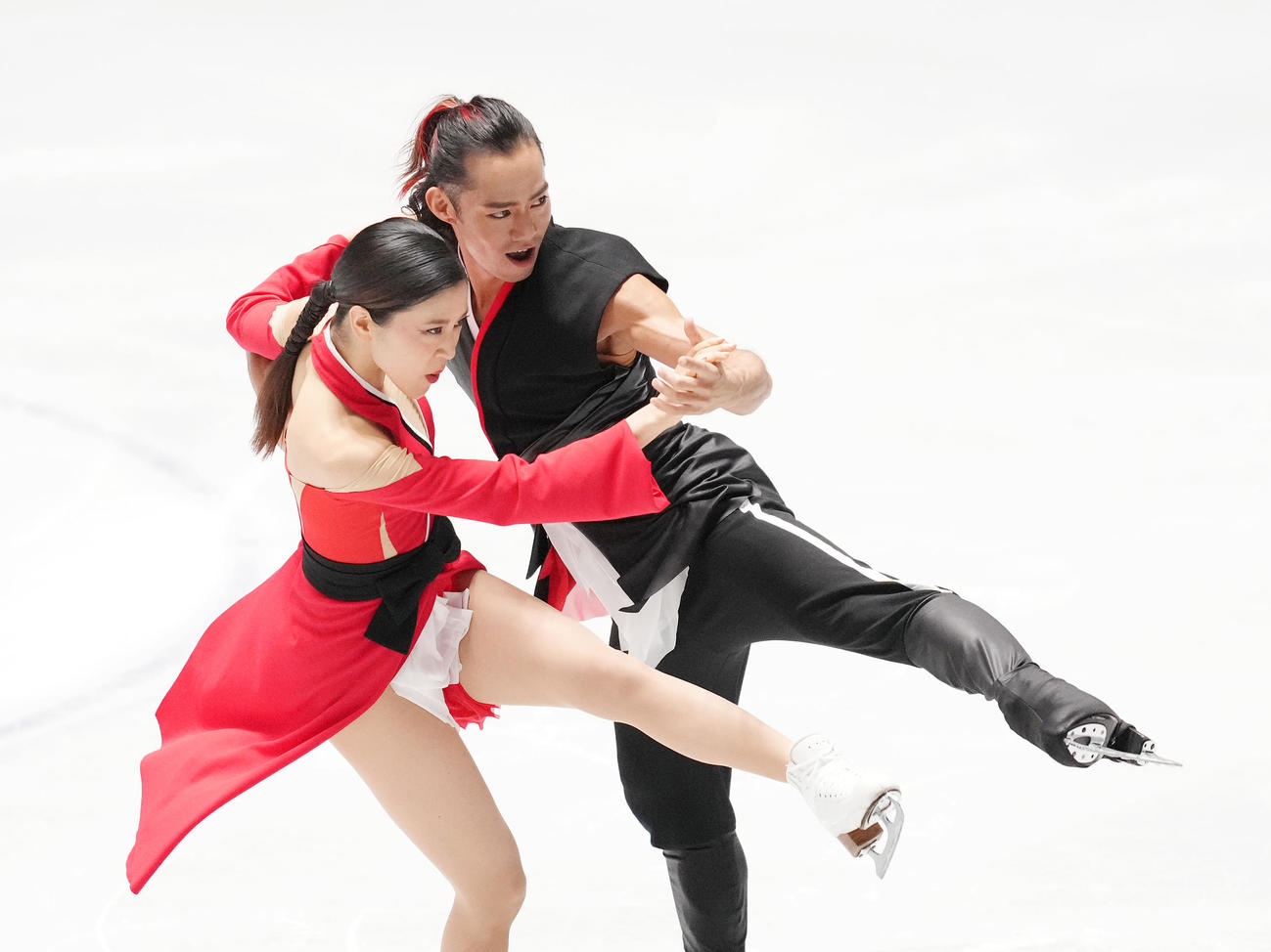 NHK杯アイスダンスRDで演技する村元（左）と高橋（撮影・菅敏）