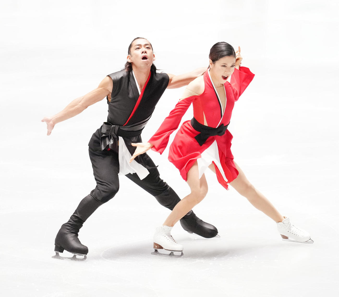 NHK杯アイスダンスの公式練習で調整する村元（右）、高橋組（撮影・菅敏）