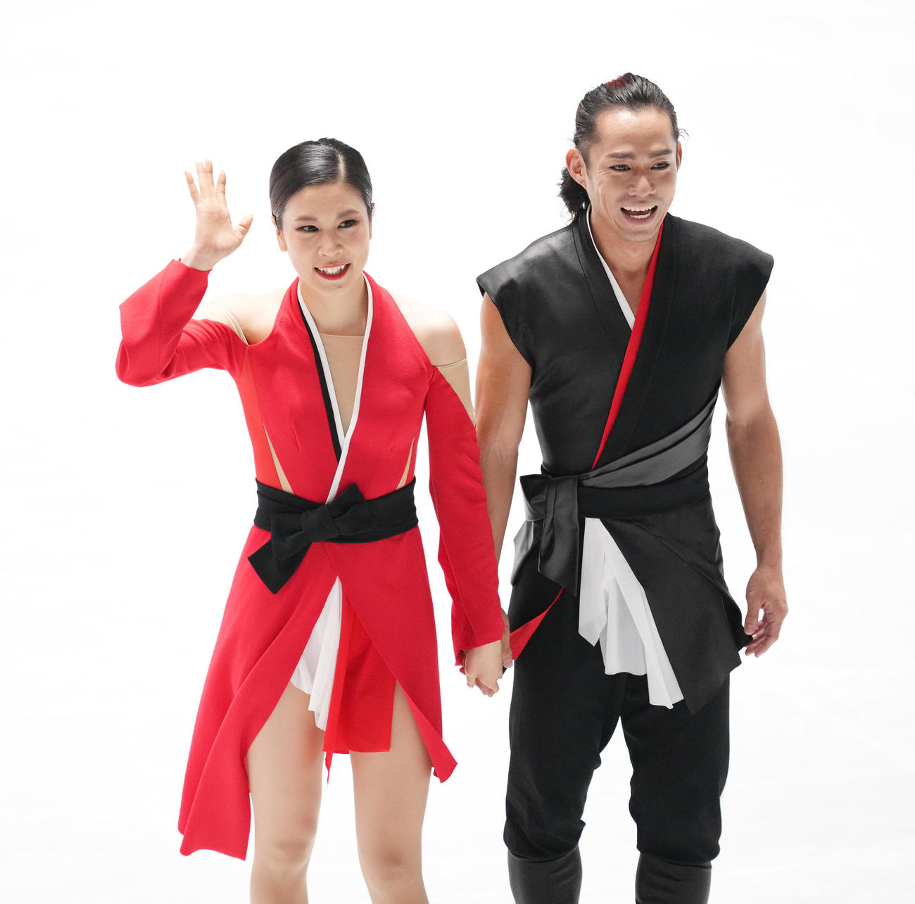 NHK杯アイスダンスRDの演技を終え、笑顔で手を振る村元（左）と高橋（撮影・菅敏）