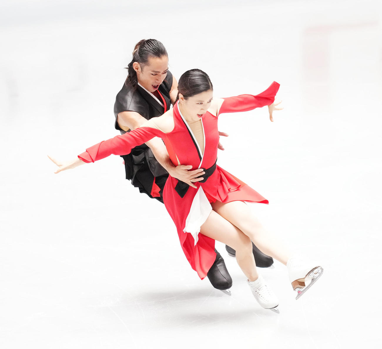 NHK杯アイスダンスの公式練習で調整する村元（右）、高橋組（撮影・菅敏）