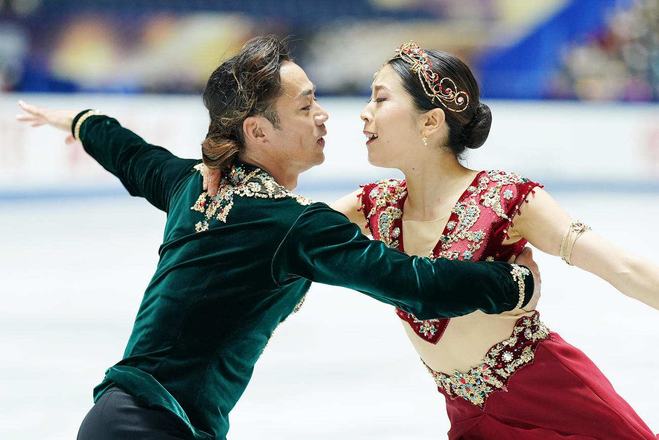NHK杯アイスダンスFDで演技する村元（右）と高橋（撮影・菅敏）