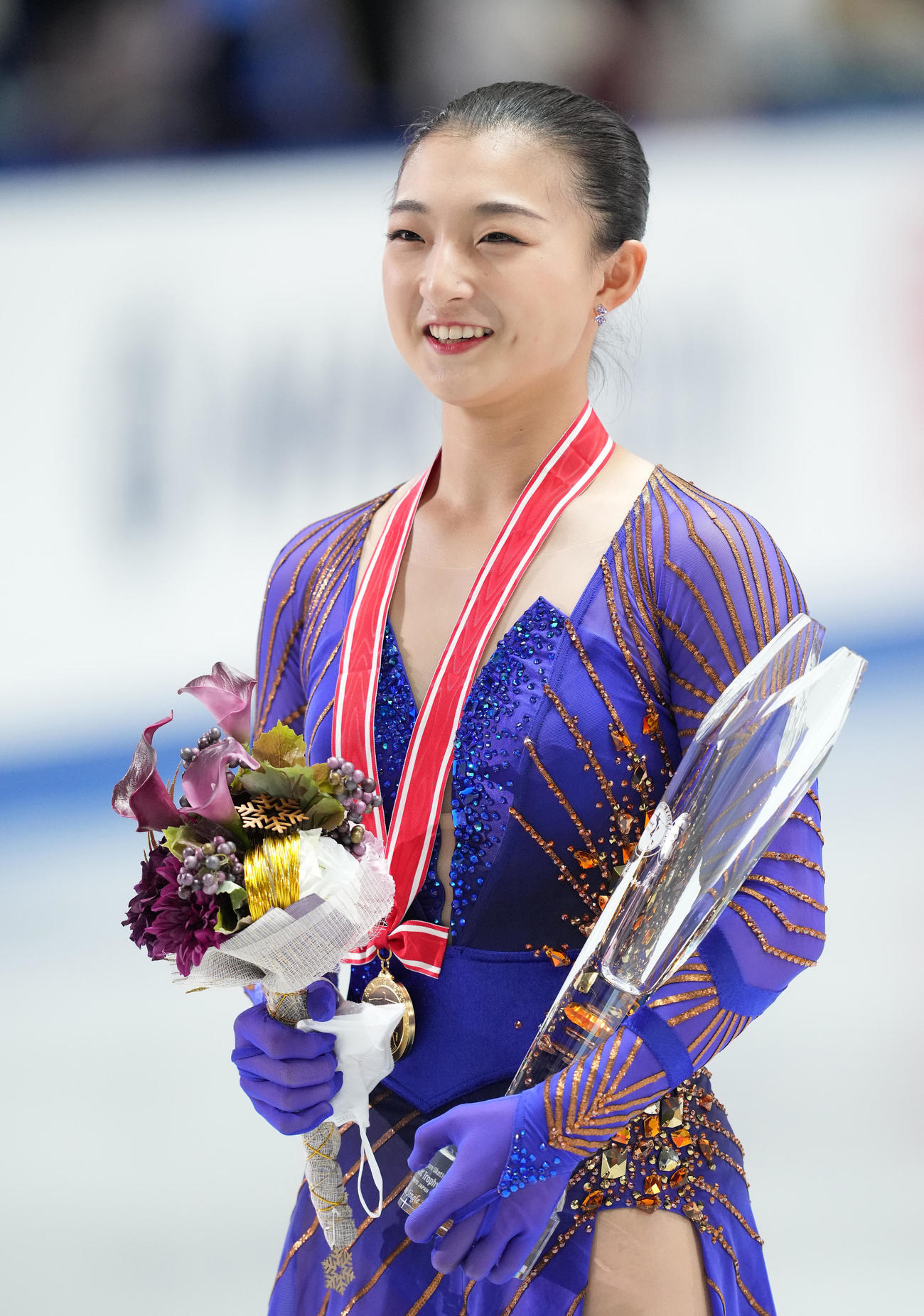NHK杯女子で優勝し、メダルを首に笑顔を見せる坂本（撮影・菅敏）