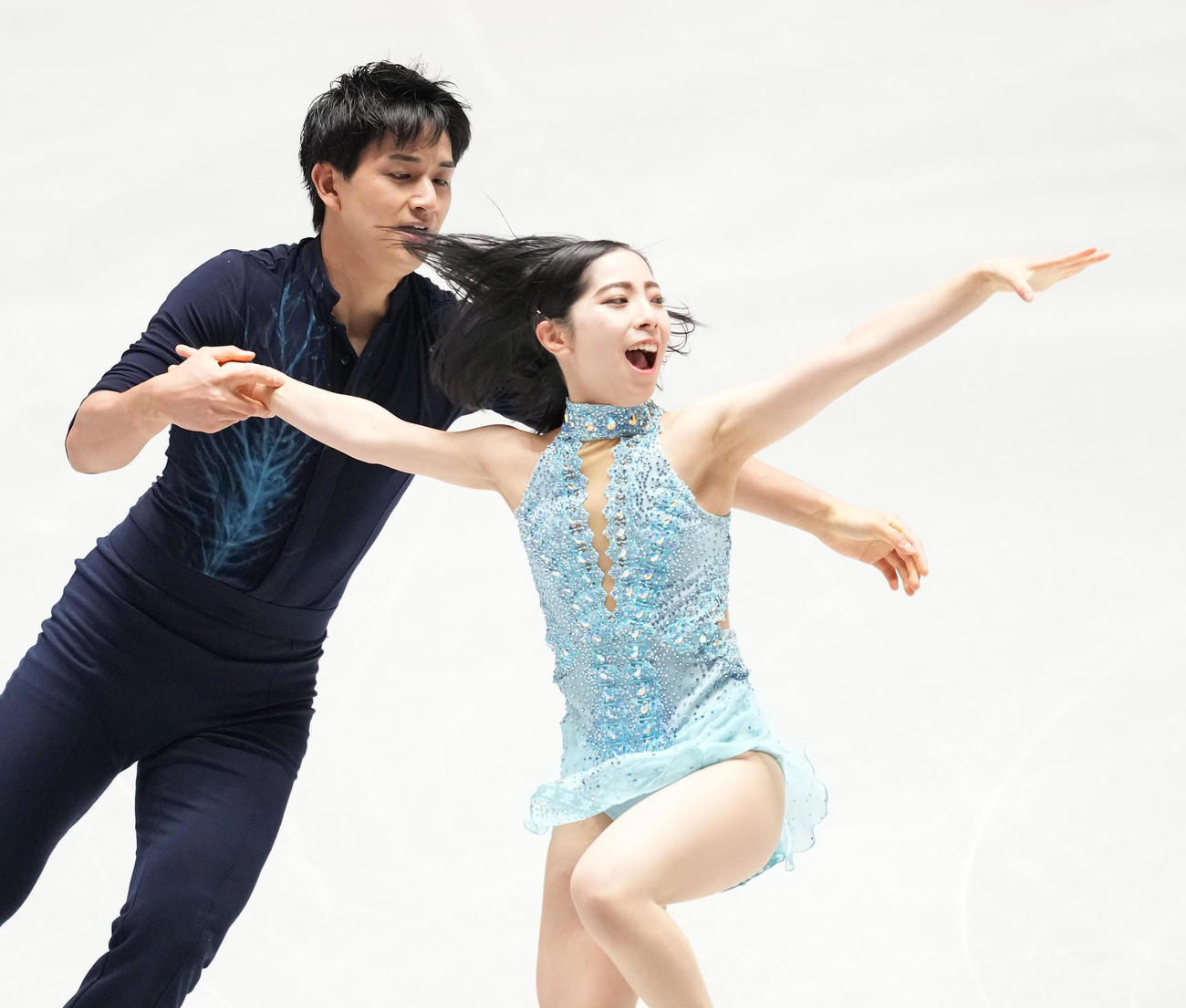 NHK杯ペアSPで演技する三浦（右）と木原（撮影・菅敏）