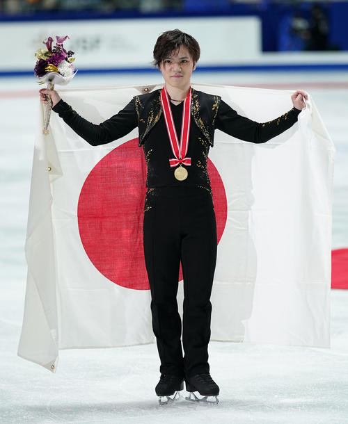 NHK杯男子で優勝し、メダルを胸に日の丸を掲げる宇野（撮影・菅敏）
