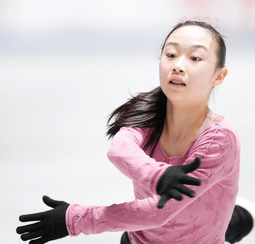 NHK杯女子シングルの公式練習で調整する松生（撮影・菅敏）