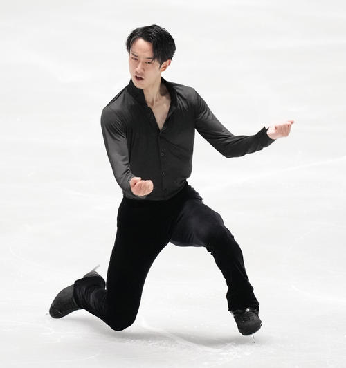 NHK杯男子SPで演技する山本（撮影・菅敏）