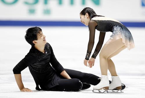 ペア・フリーの演技を終え、笑顔を見せる三浦（右）、木原組（共同）
