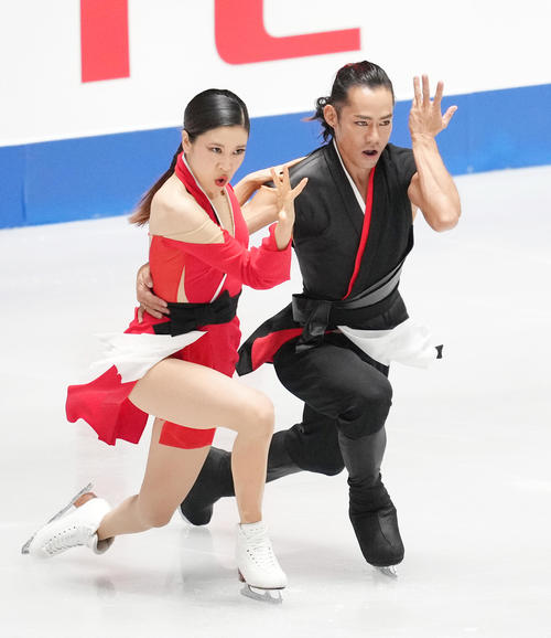 NHK杯アイスダンスRDで演技する村元（左）と高橋（撮影・菅敏）