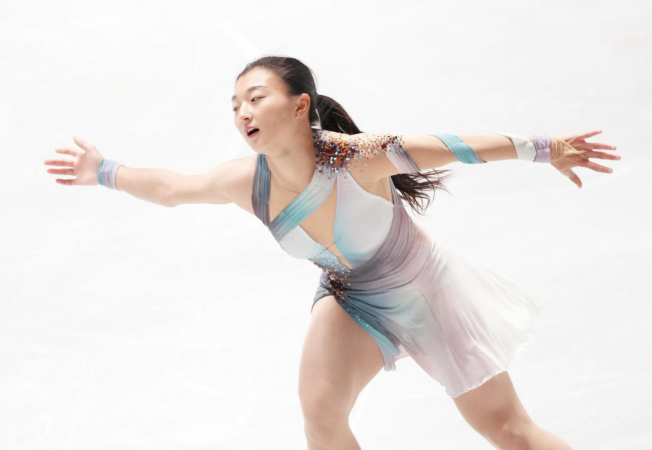 NHK杯女子シングルの公式練習で調整する坂本（撮影・菅敏）
