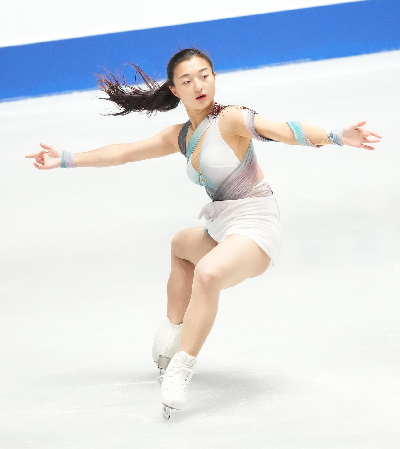 NHK杯女子シングルの公式練習で調整する坂本（撮影・菅敏）