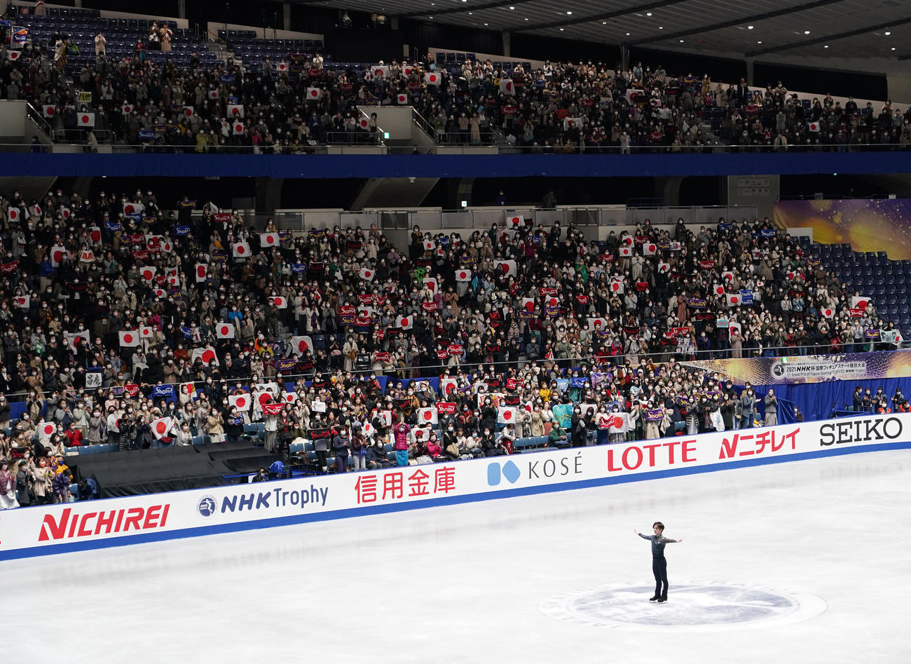 NHK杯男子SPの演技を終え、ファンの拍手を受ける宇野（撮影・菅敏）