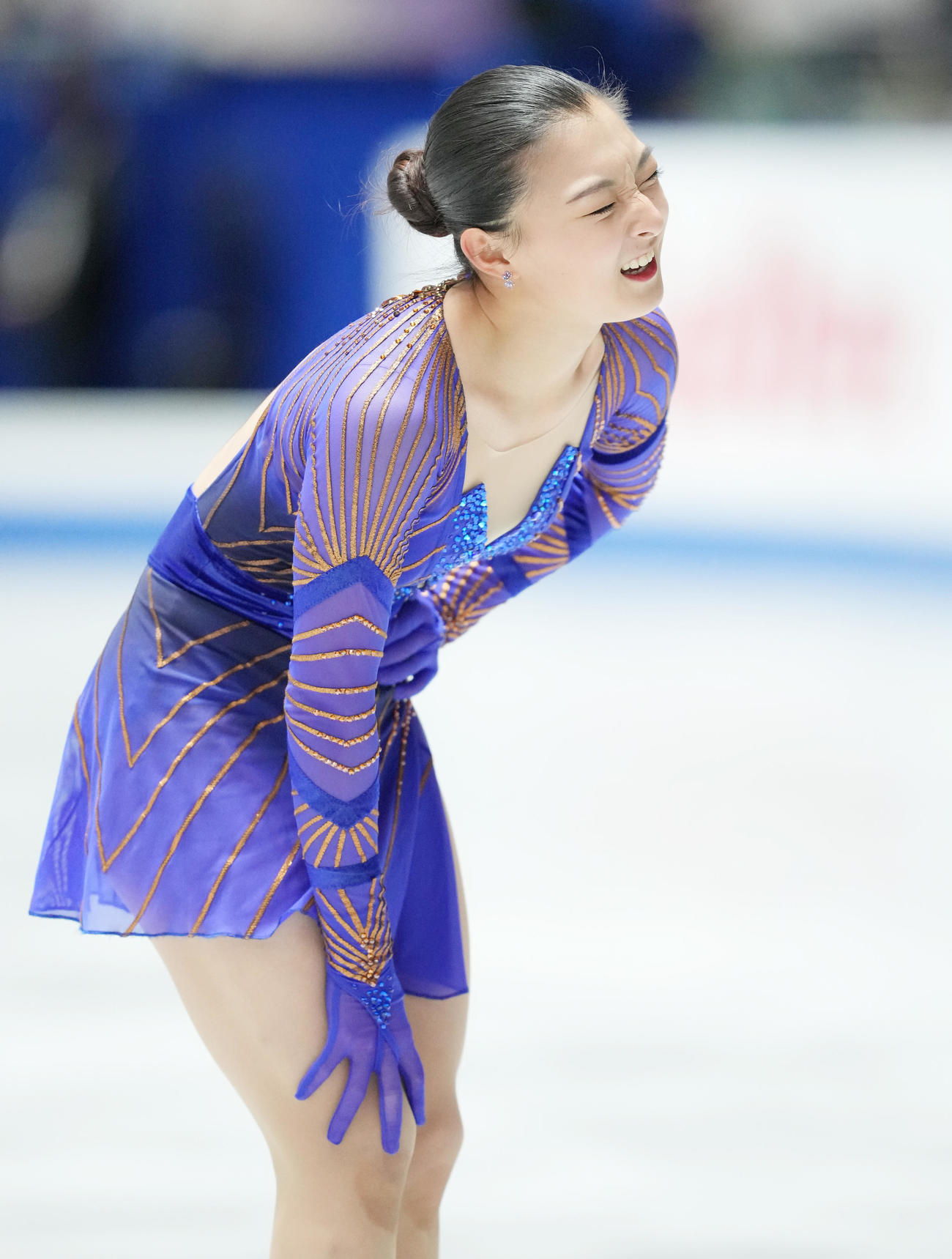 NHK杯女子フリーの演技を終え、苦しそうな表情で引き揚げる坂本（撮影・菅敏）