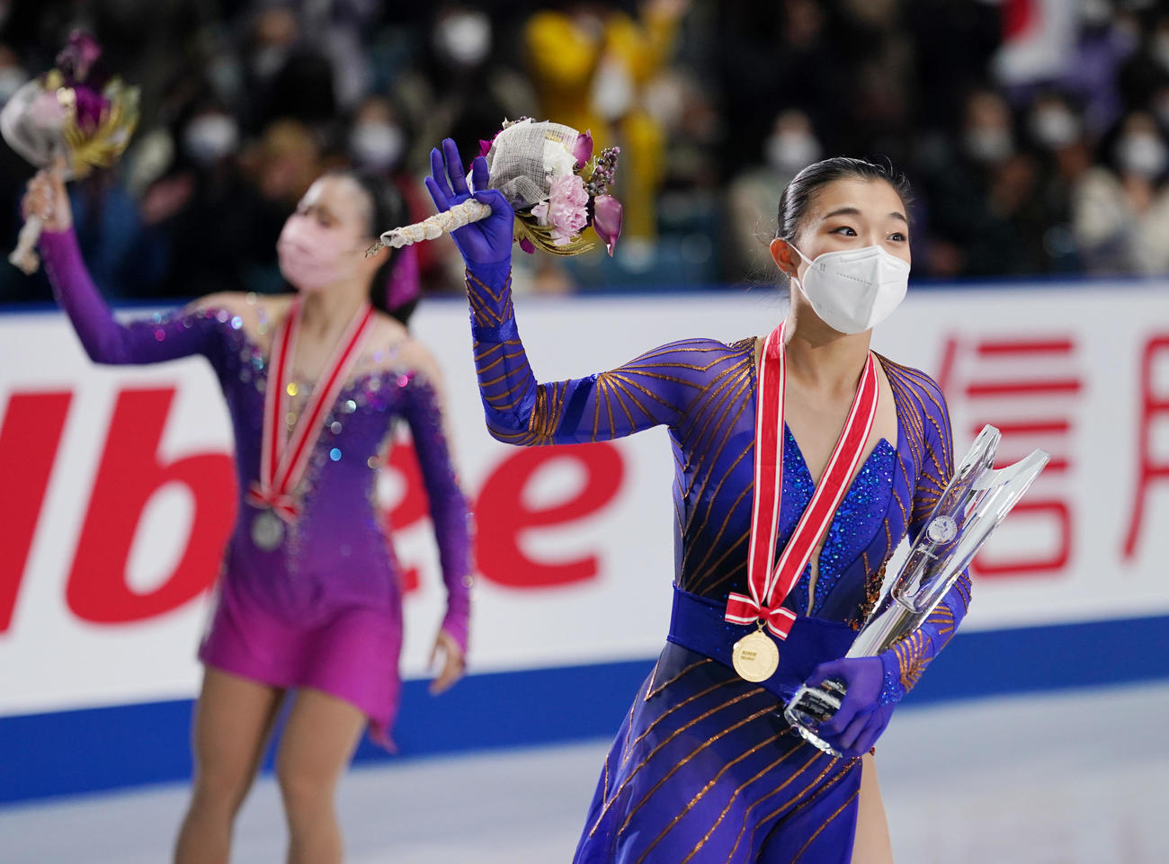 NHK杯女子で優勝し、場内を一周する坂本花織。左は2位河辺（撮影・菅敏）
