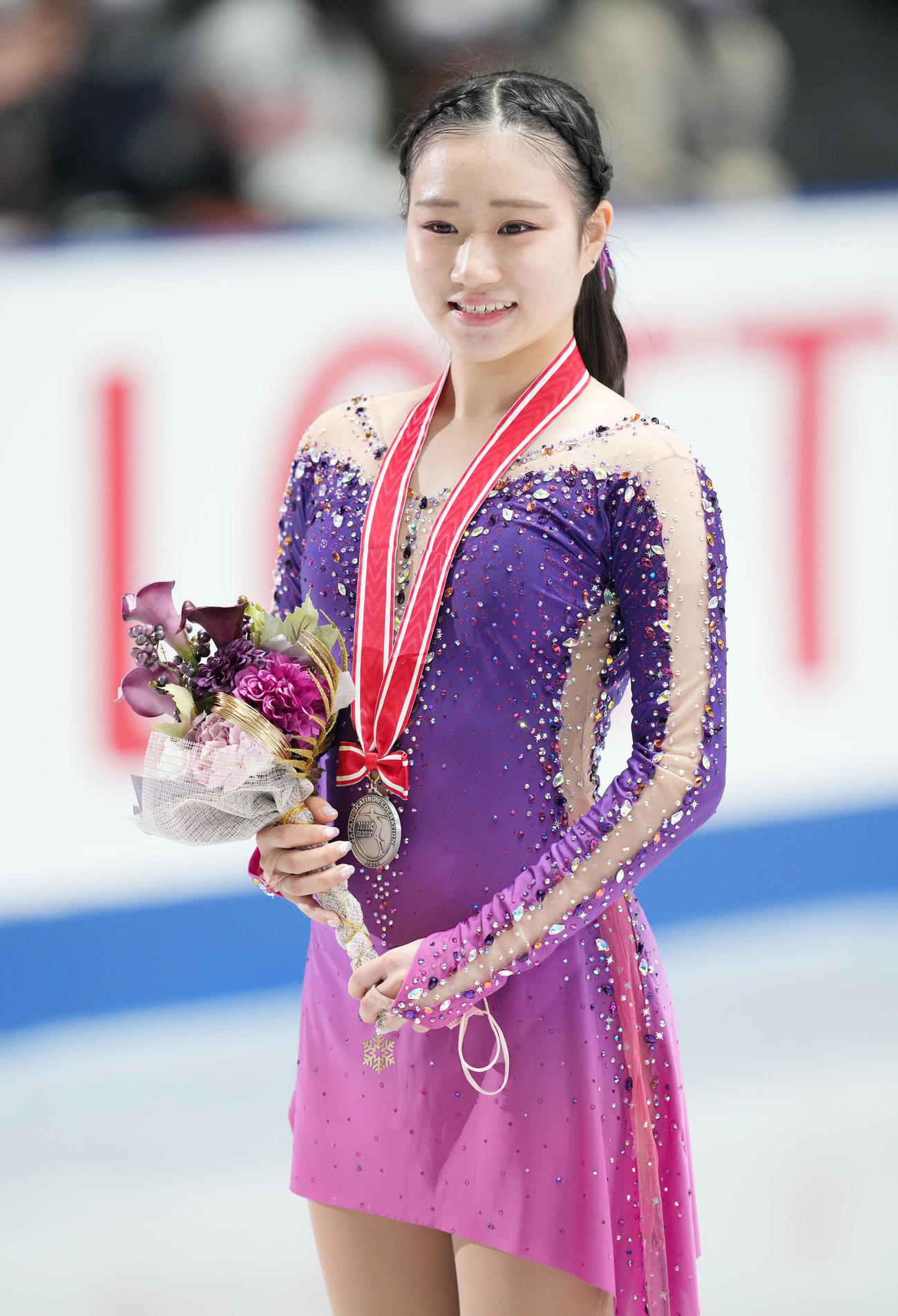NHK杯女子で2位に入り、メダルを胸に笑顔を見せる河辺（撮影・菅敏）