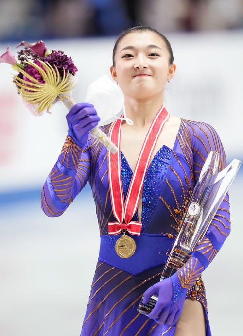 NHK杯女子で優勝し、メダルを首に笑顔を見せる坂本(撮影・菅敏)