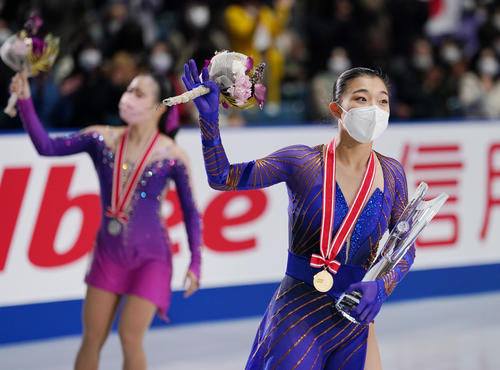 NHK杯女子で優勝し、場内を一周する坂本花織。左は2位河辺(撮影・菅敏)