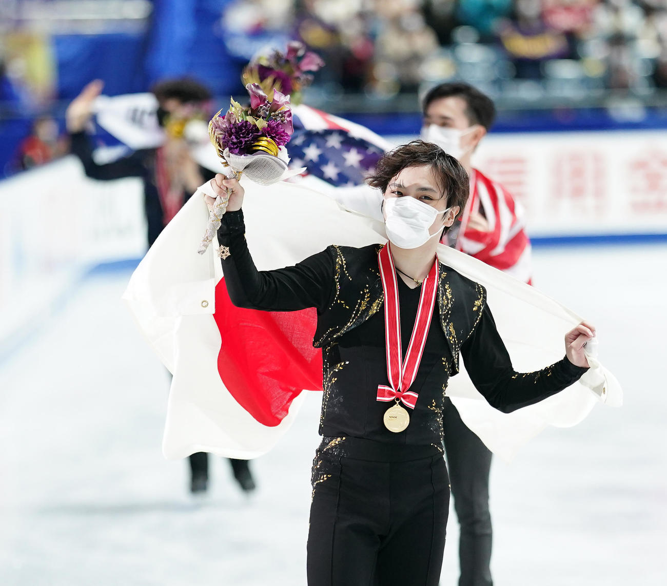 NHK杯男子で優勝し、メダルを胸に日の丸を掲げる宇野（撮影・菅敏）