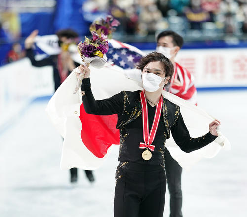 NHK杯男子で優勝し、メダルを胸に日の丸を掲げる宇野（撮影・菅敏）