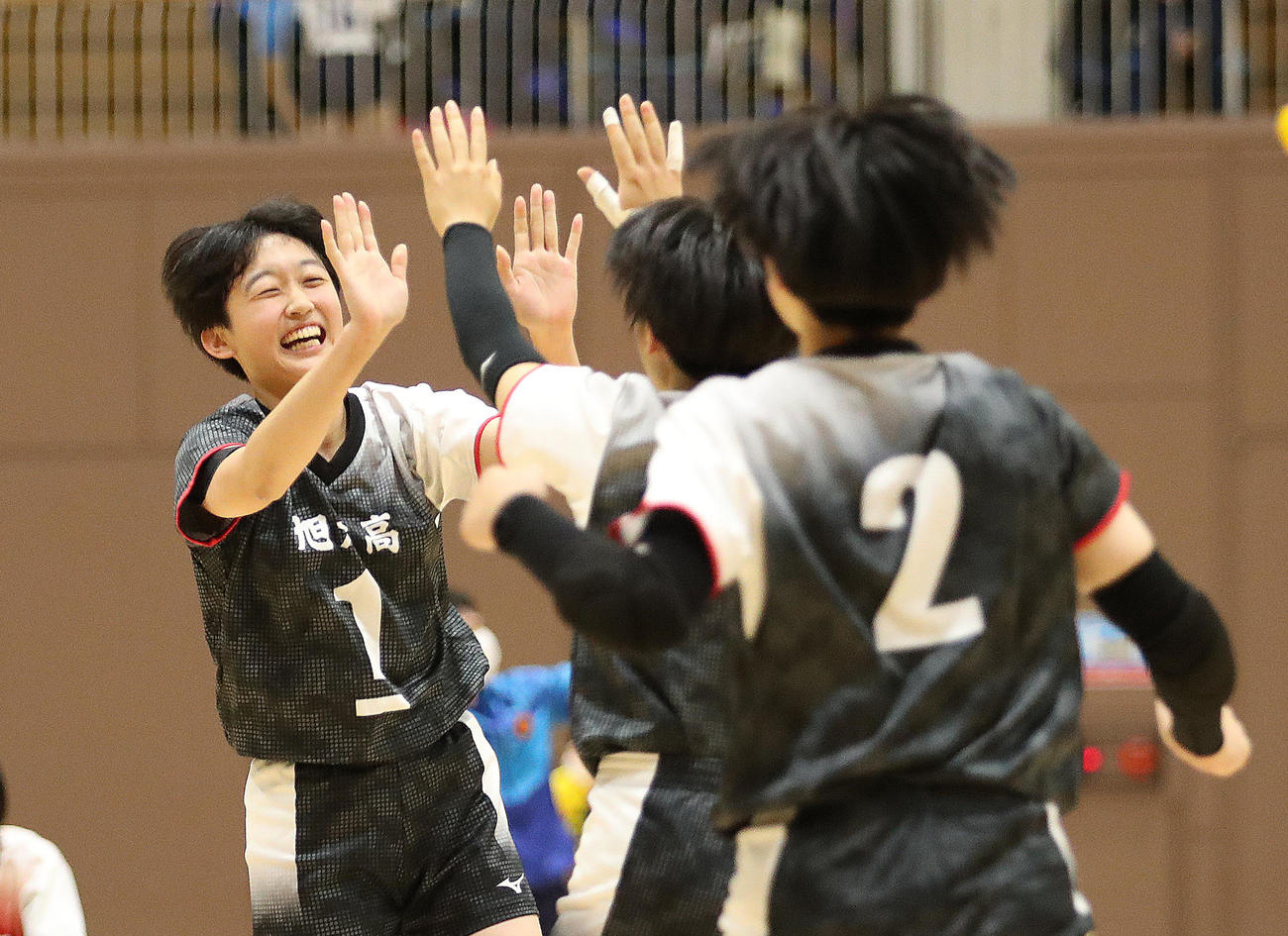 東海大札幌対旭川大高　第2セット、サービスエースで試合を決めチームメートと笑顔で喜ぶ旭川大高の佐藤陽（左）（撮影・佐藤翔太）