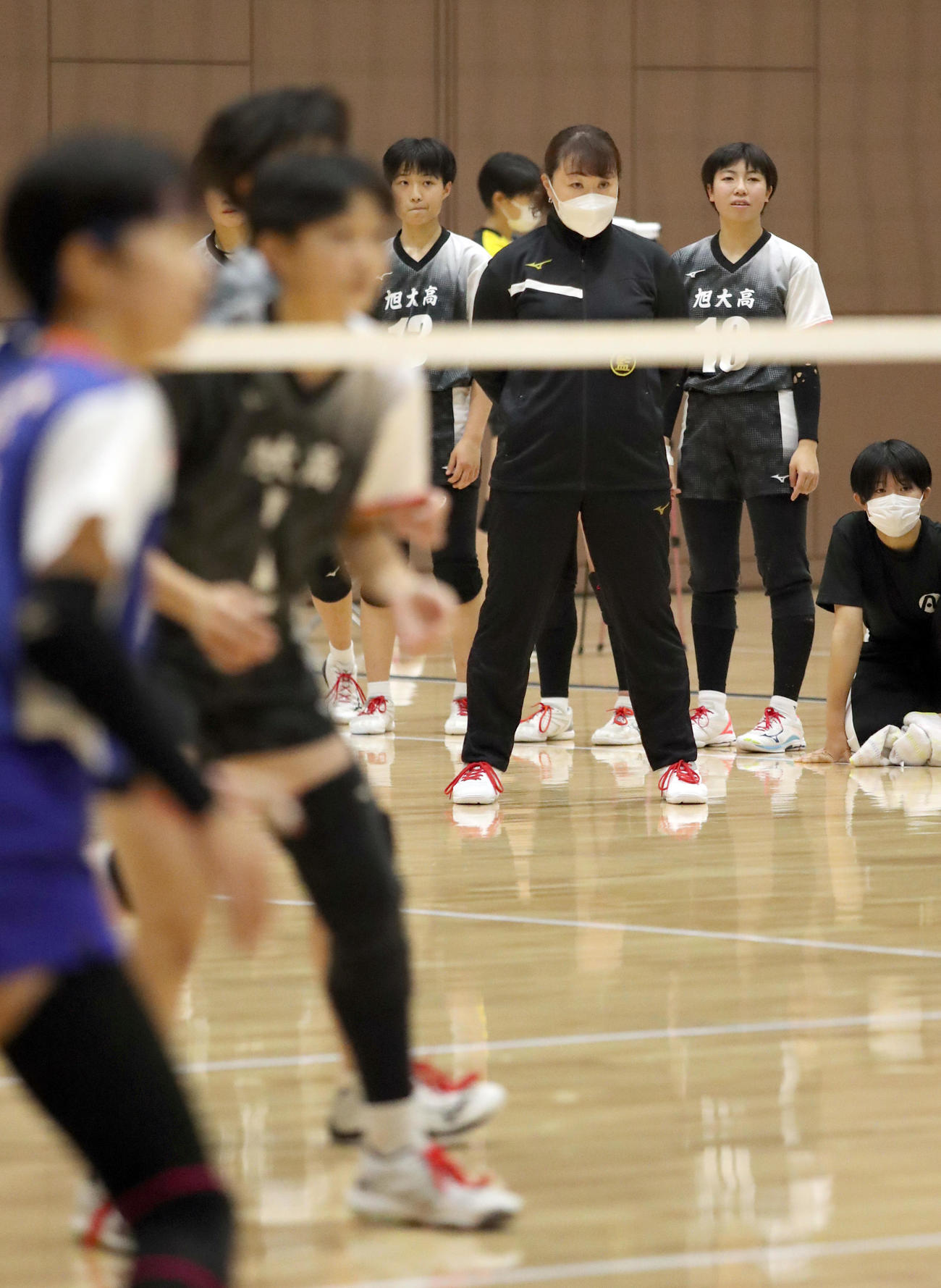 東海大札幌対旭川大高　戦況を見つめる旭川大高の福田監督（右奥）（撮影・佐藤翔太）