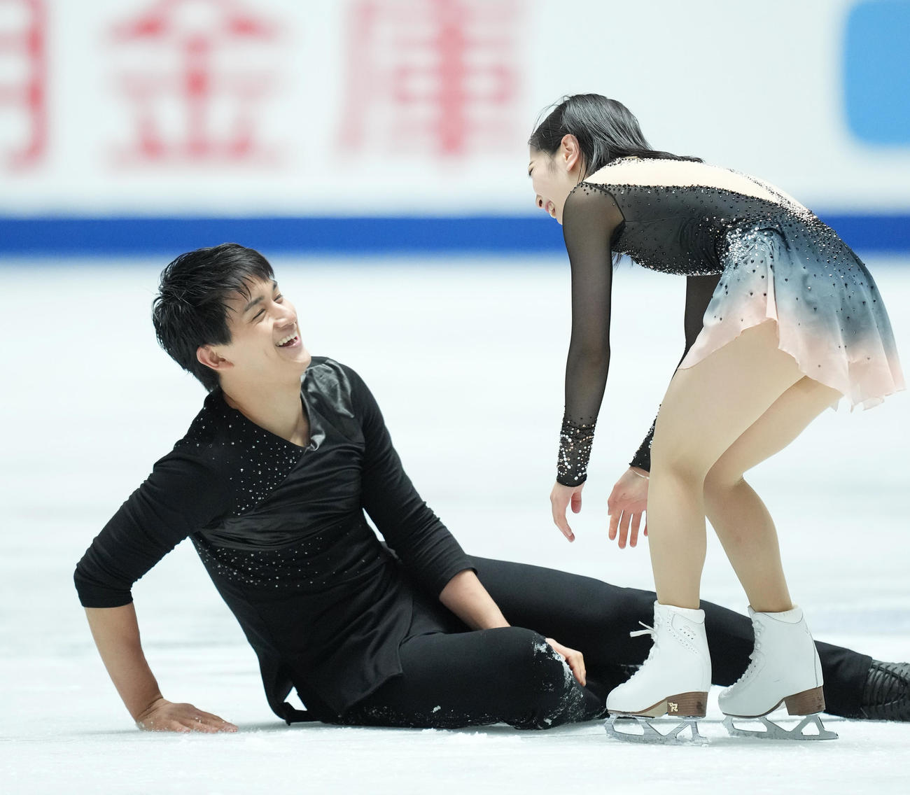 NHK杯ペアフリーの演技を終え、倒れ込む木原（左）を笑顔で見つめる三浦（撮影・菅敏）
