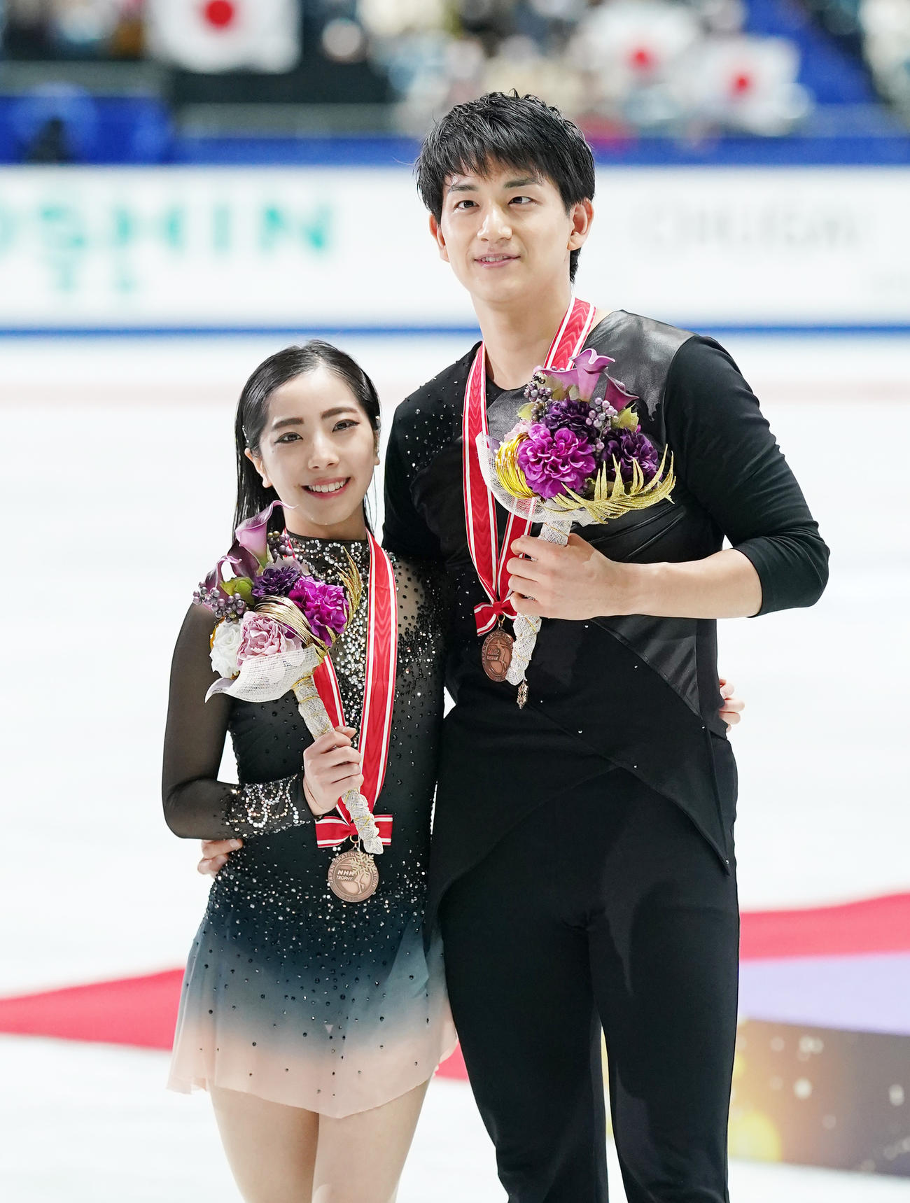 NHK杯ペアで3位に入り、メダルを首にかけ笑顔を見せる三浦（左）と木原（撮影・菅敏）
