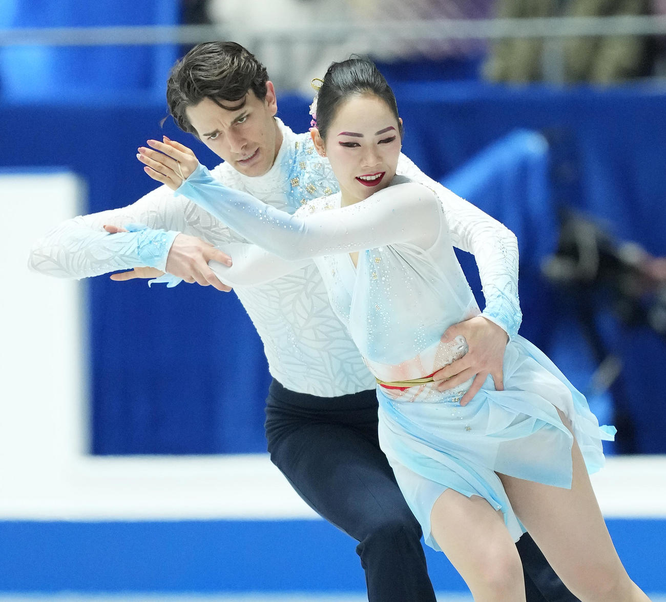 NHK杯アイスダンスFDで演技する小松原美里（右）と尊（撮影・菅敏）