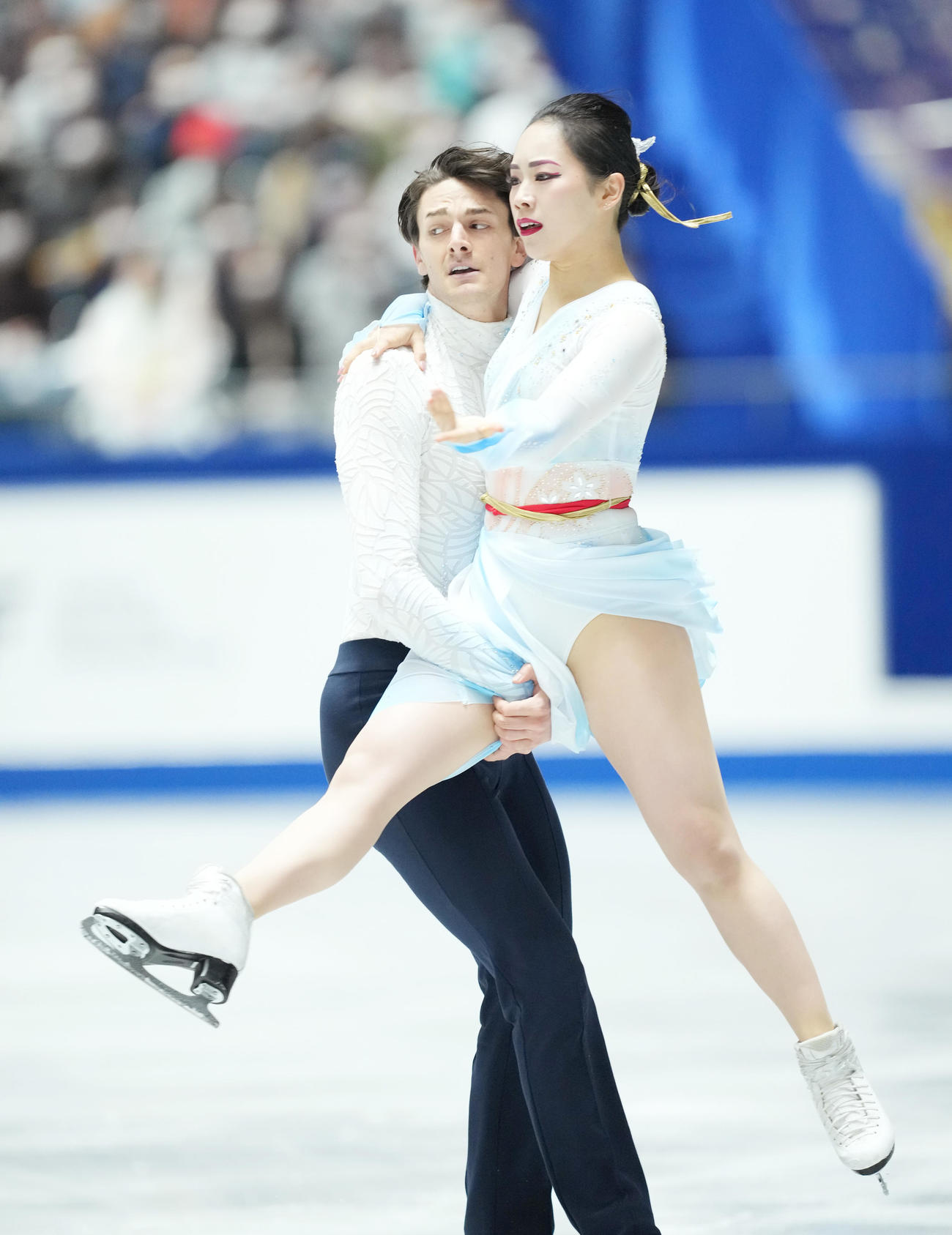 NHK杯アイスダンスFDで演技する小松原美里（右）と尊（撮影・菅敏）