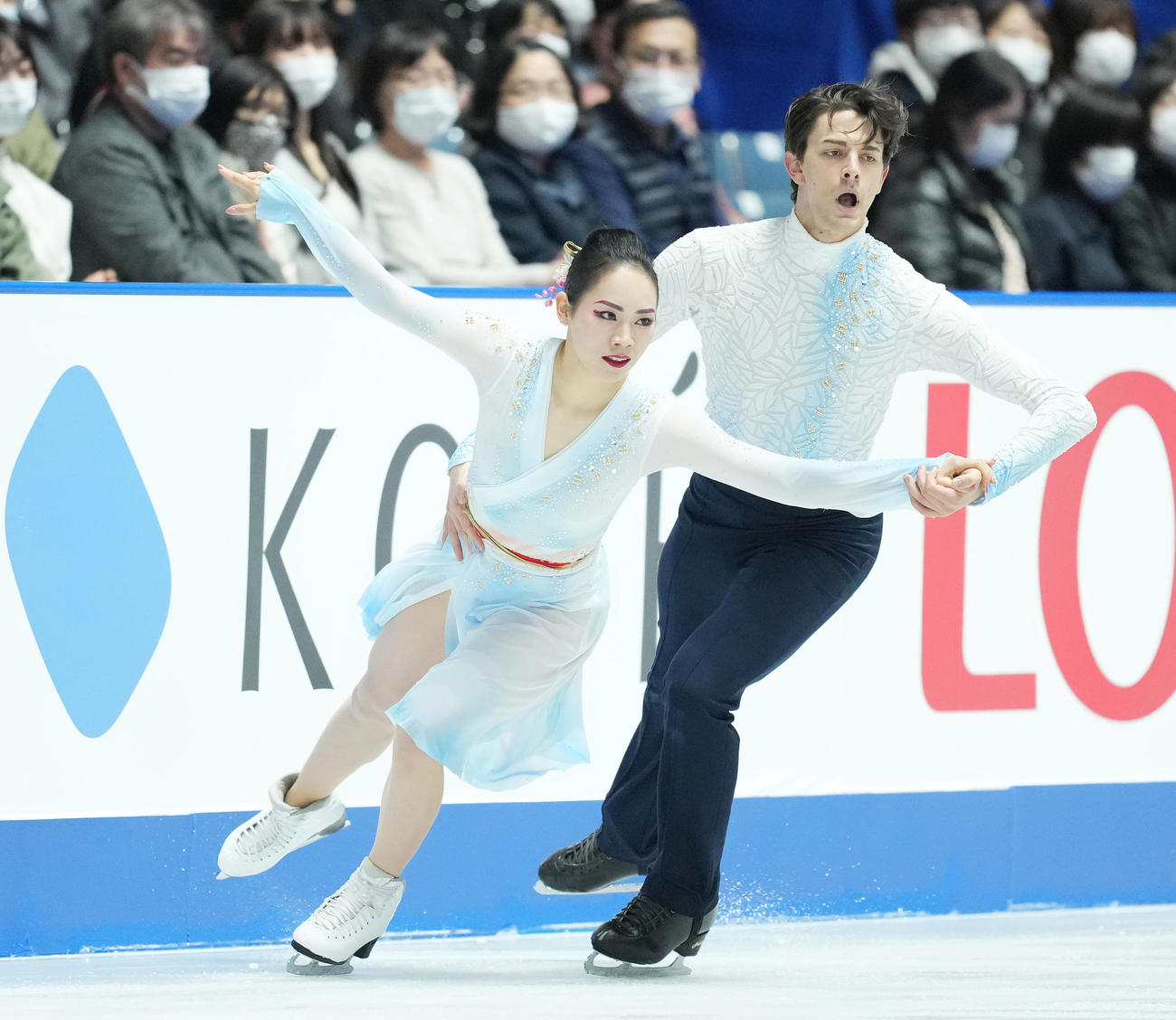 NHK杯アイスダンスFDで演技する小松原美里（左）と尊（撮影・菅敏）