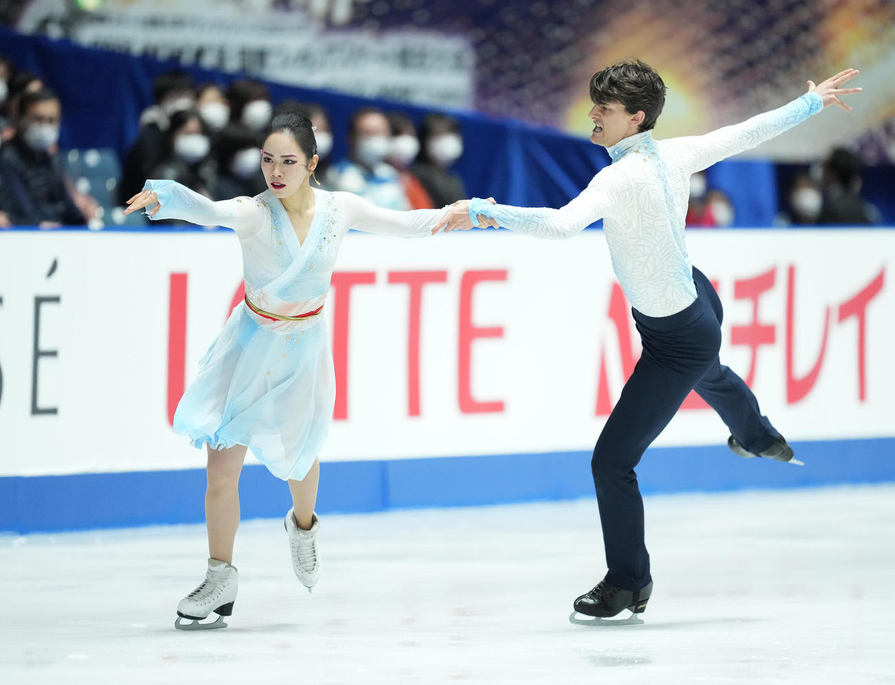 NHK杯アイスダンスFDで演技する小松原美里（左）と尊（撮影・菅敏）