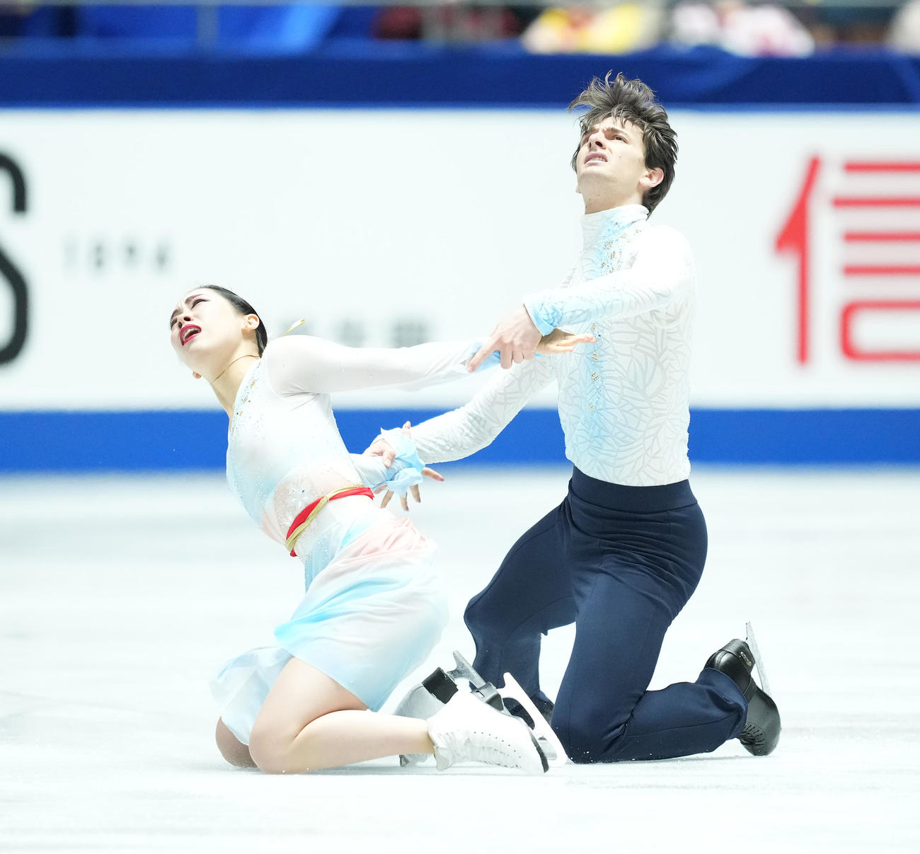 NHK杯アイスダンスFDで演技する小松原美里（左）と尊（撮影・菅敏）
