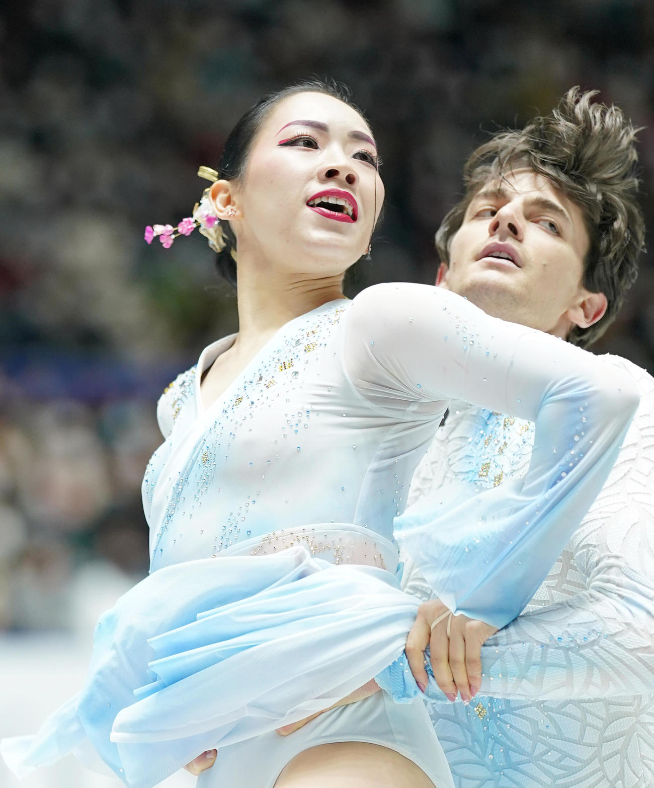 NHK杯アイスダンスFDで演技する小松原美里（左）と尊（撮影・菅敏）