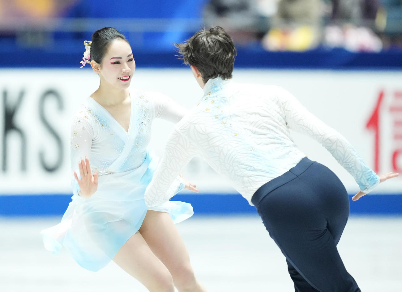 NHK杯アイスダンスFDで演技する小松原美里（左）と尊（撮影・菅敏）