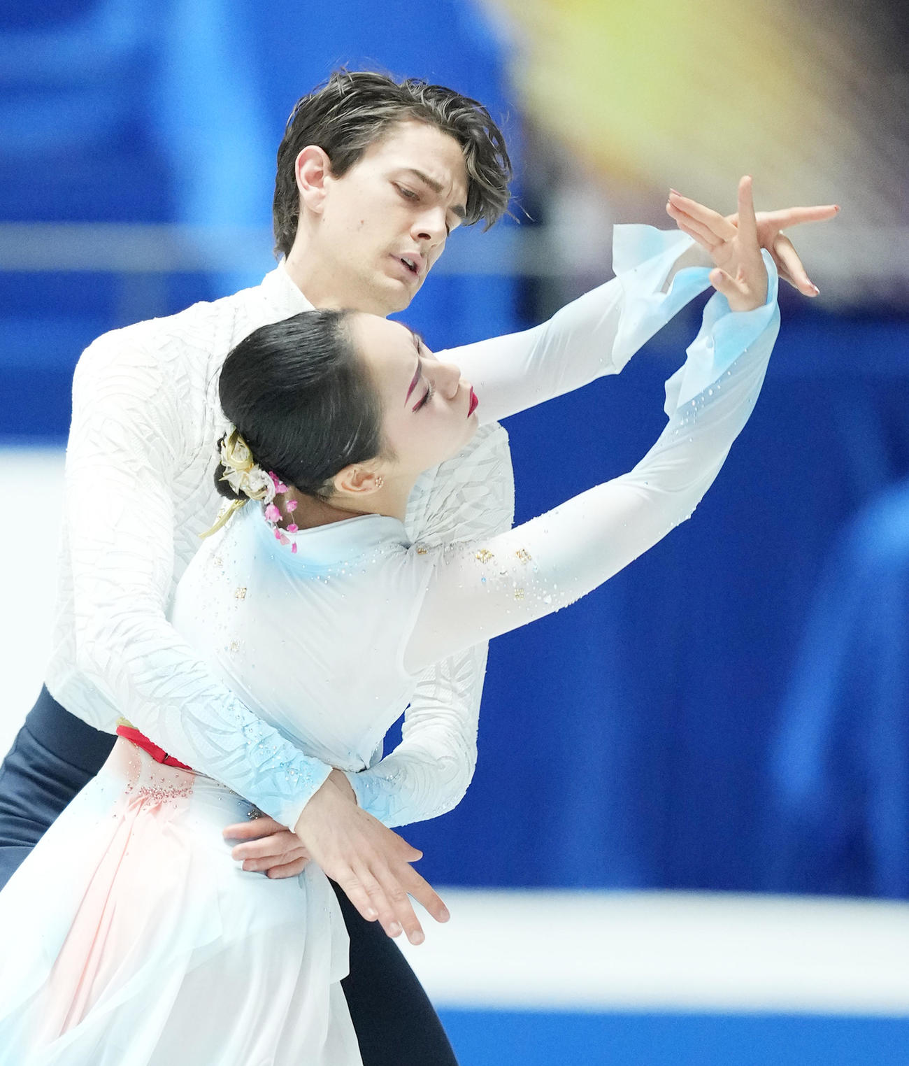 NHK杯アイスダンスFDで演技する小松原美里（手前）と尊（撮影・菅敏）