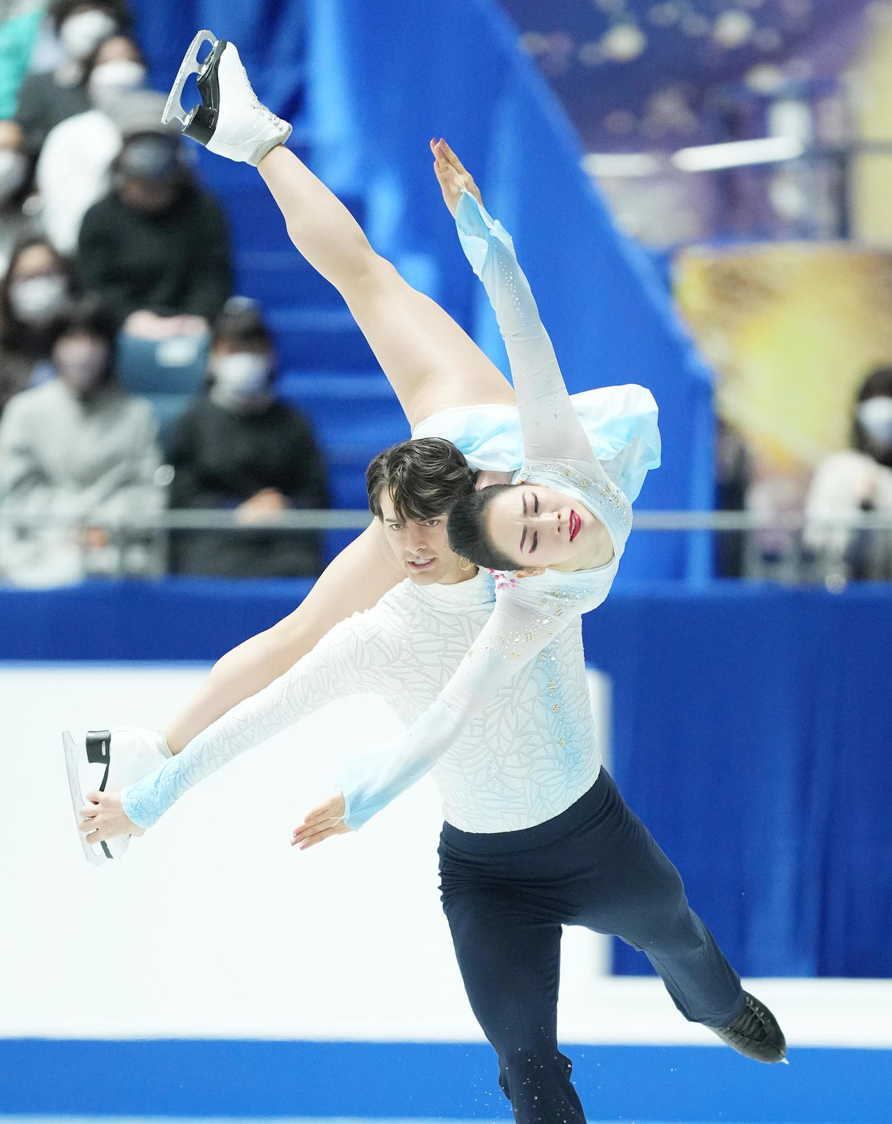 NHK杯アイスダンスFDで演技する小松原美里（右）と尊（撮影・菅敏）