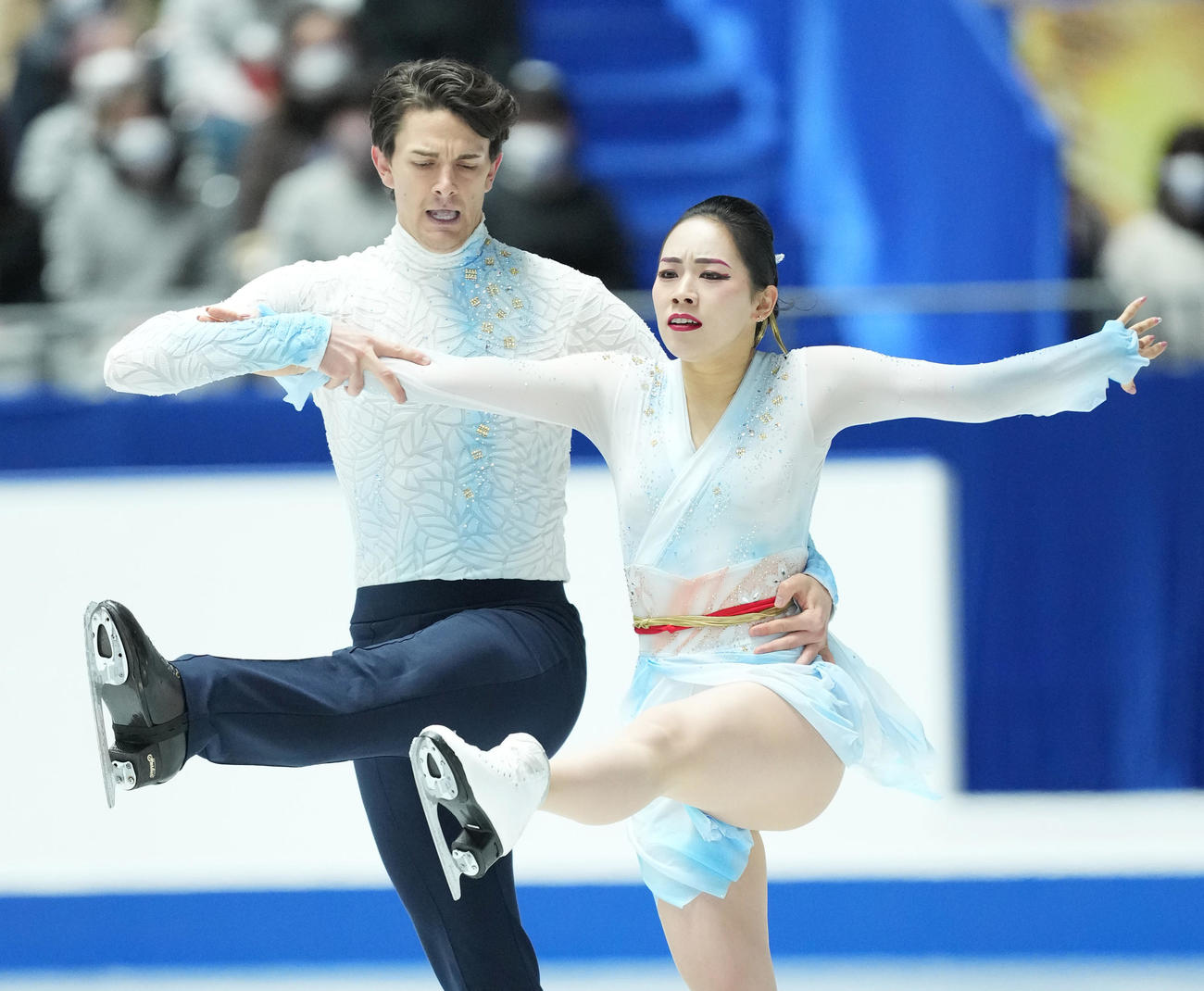 NHK杯アイスダンスFDで演技する小松原美里（右）と尊（撮影・菅敏）
