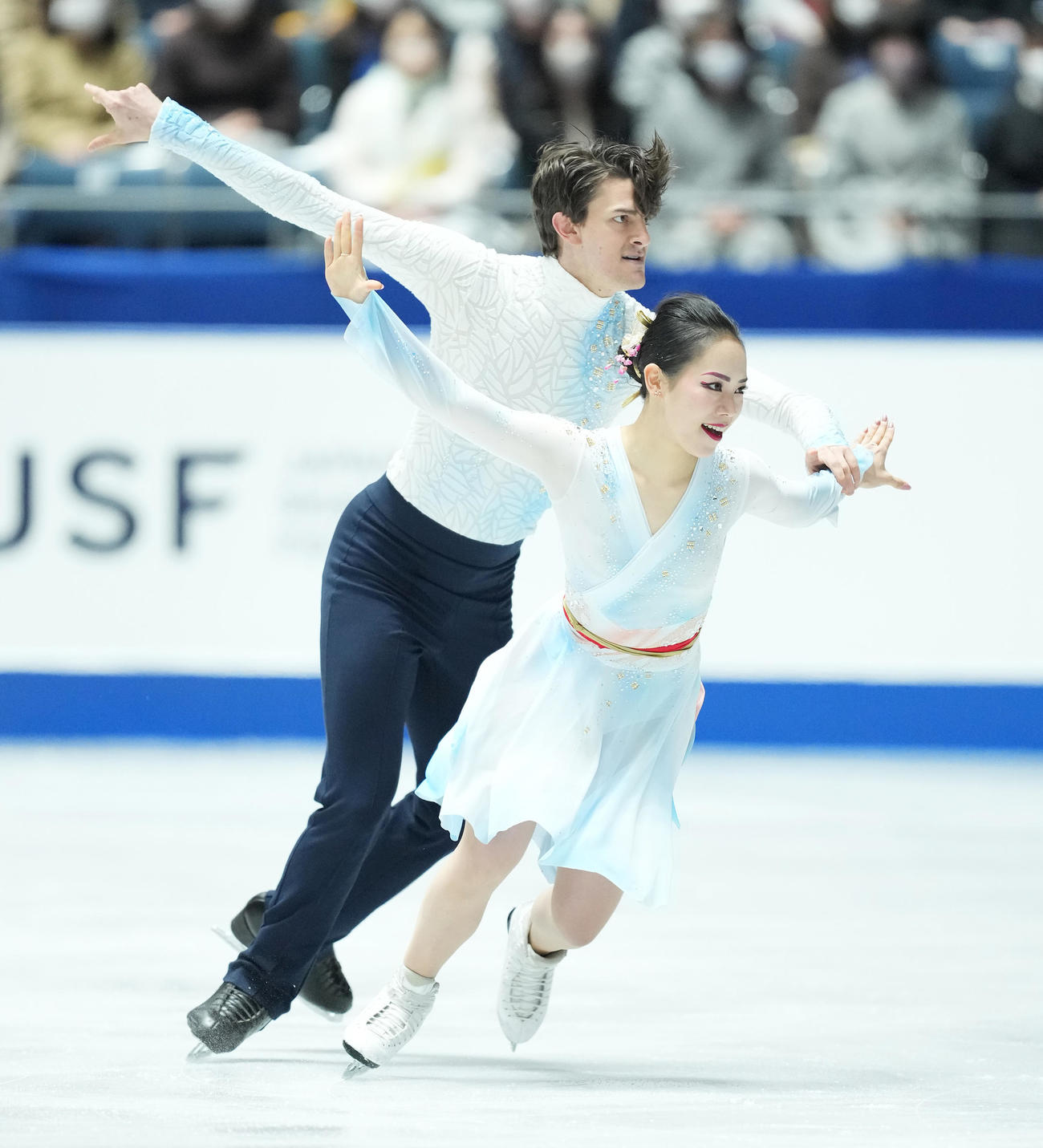 NHK杯アイスダンスFDで演技する小松原美里（右）と尊（撮影・菅敏）
