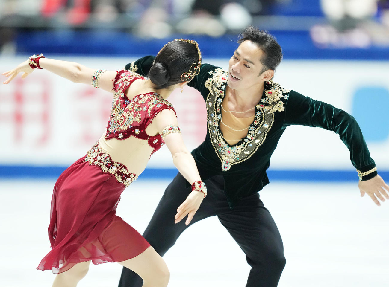 NHK杯アイスダンスFDで演技する村元（左）と高橋（撮影・菅敏）