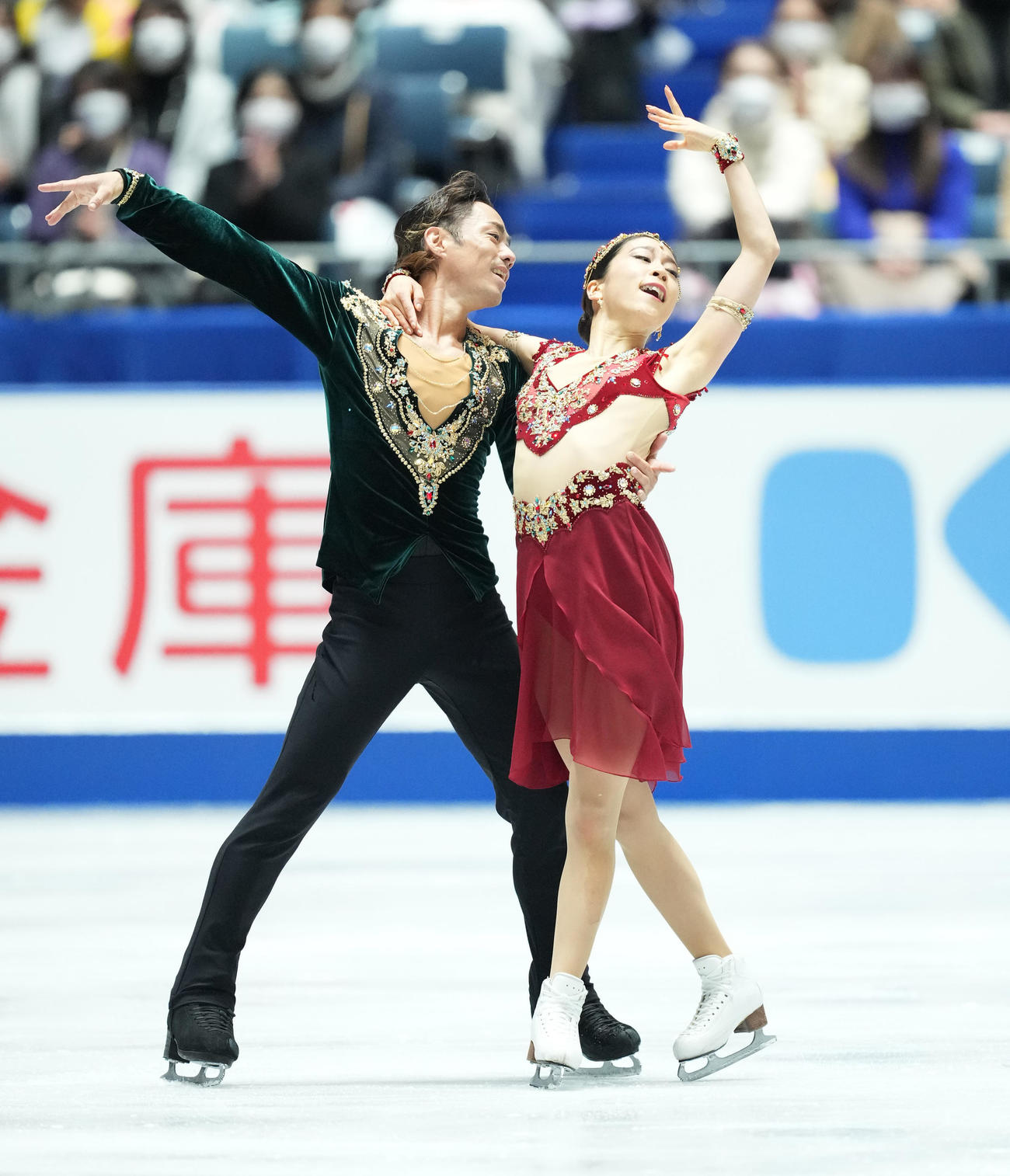 NHK杯アイスダンスFDで演技する村元（右）と高橋（撮影・菅敏）