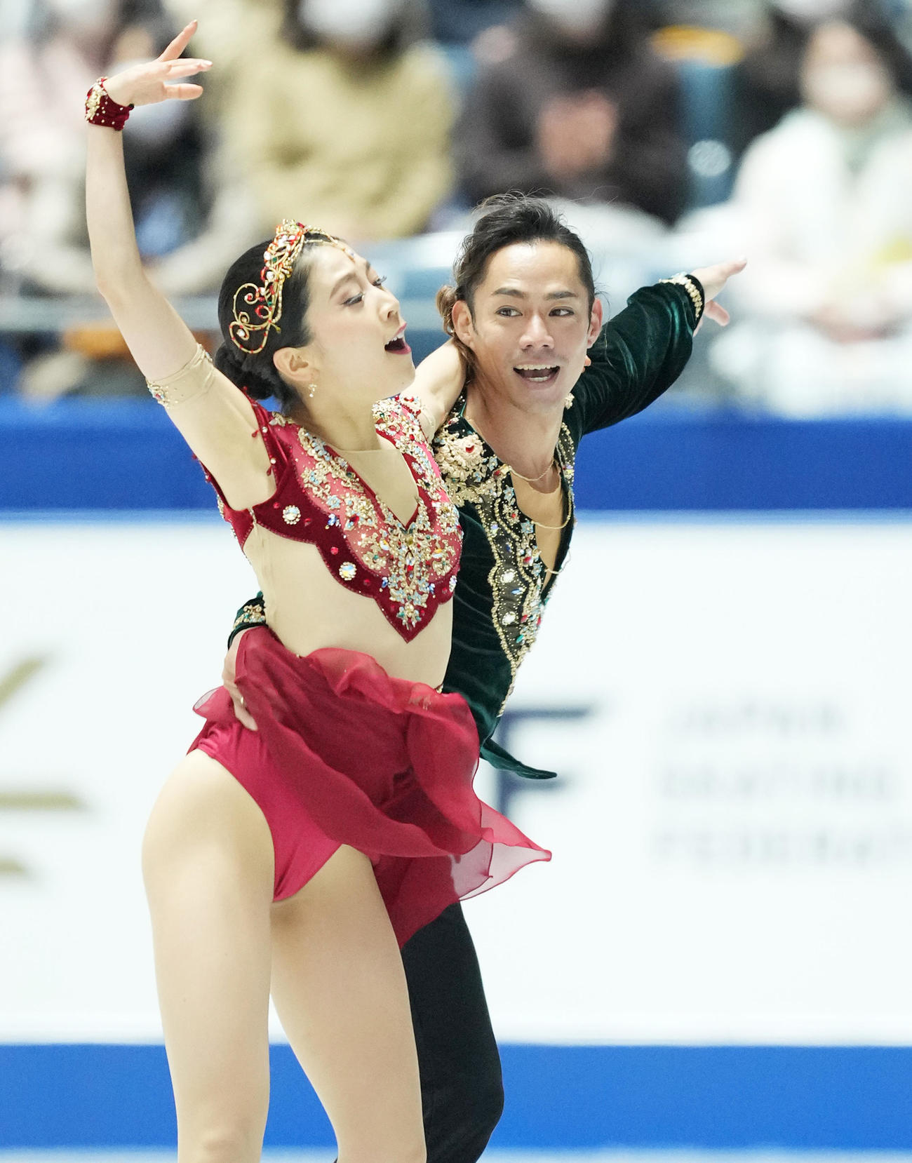 NHK杯アイスダンスFDで演技する村元（左）と高橋（撮影・菅敏）