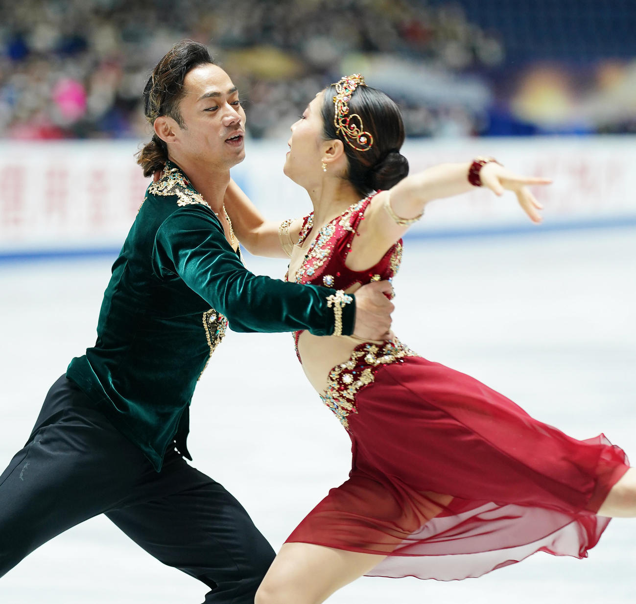 NHK杯アイスダンスFDで演技する村元（右）と高橋（撮影・菅敏）