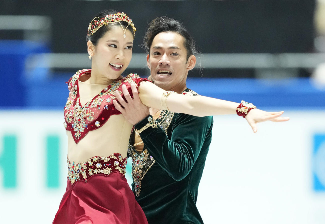 NHK杯アイスダンスFDで演技する村元（左）と高橋（撮影・菅敏）