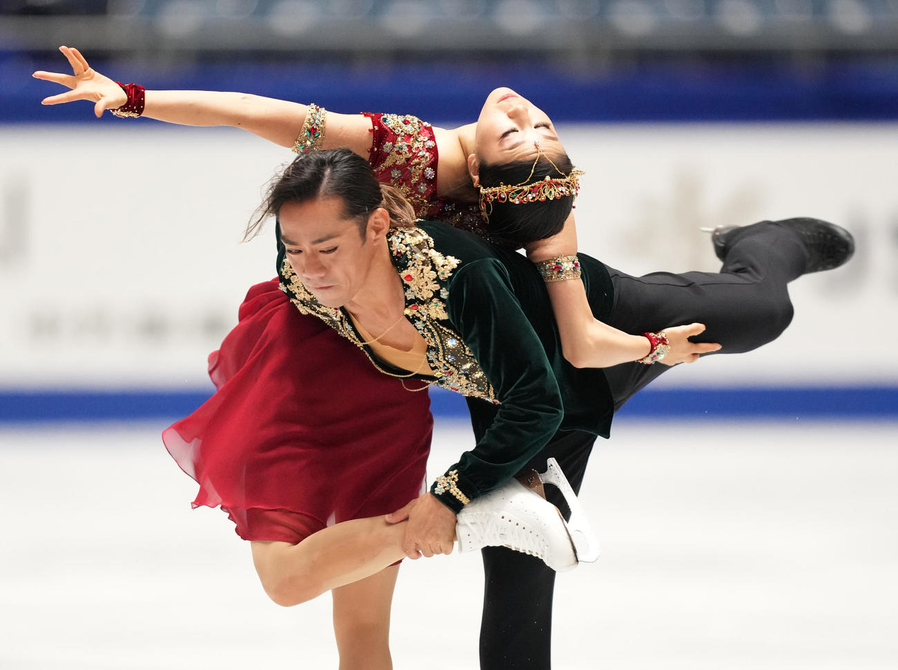 NHK杯アイスダンスフリーを前に最終調整する村元（右）と高橋（撮影・菅敏）