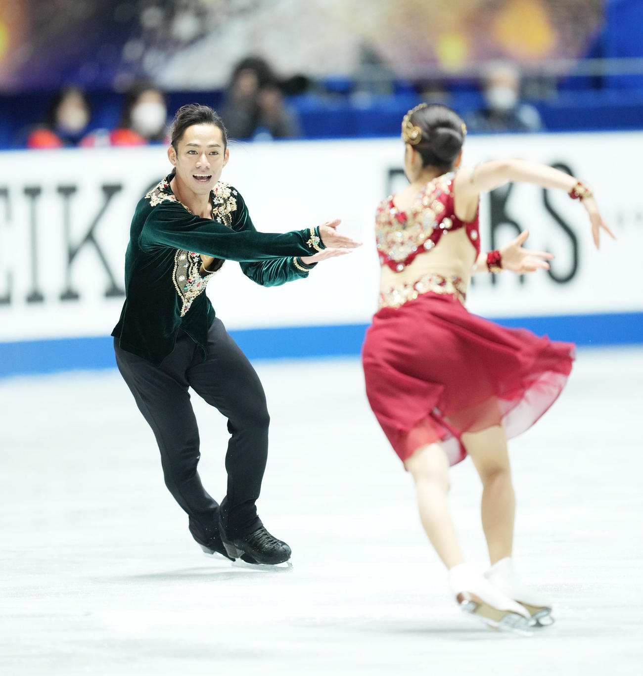 NHK杯アイスダンスFDで演技する村元（右）と高橋（撮影・菅敏）