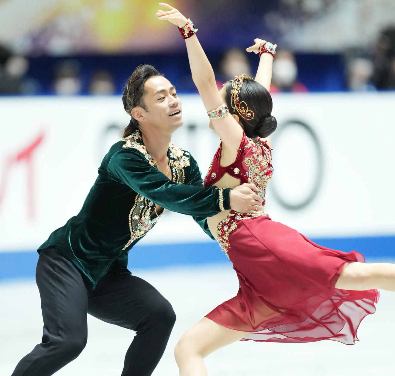 NHK杯アイスダンスFDで演技する村元（右）と高橋（撮影・菅敏）