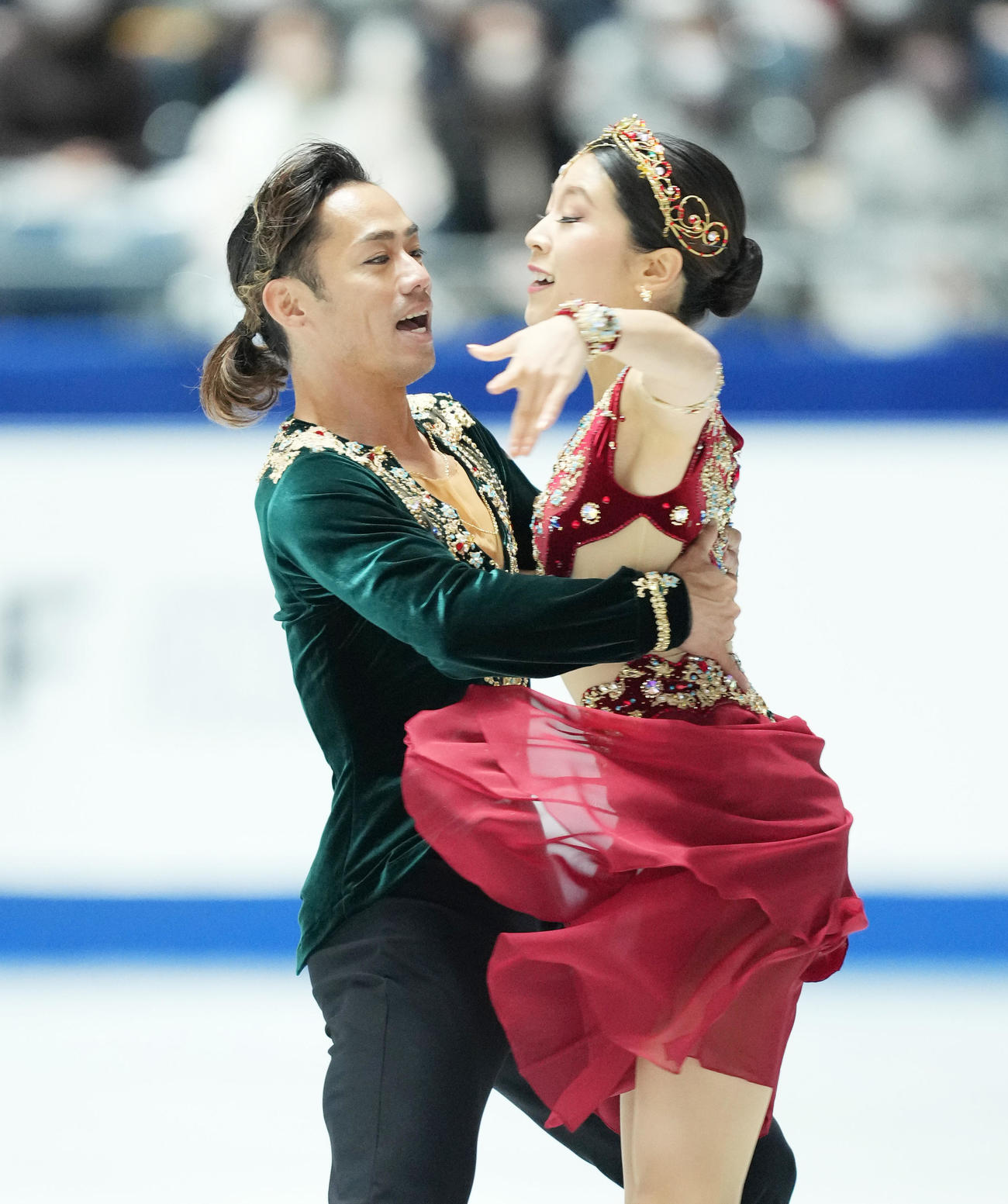 NHK杯アイスダンスFDで演技する村元（右）と高橋（撮影・菅敏）